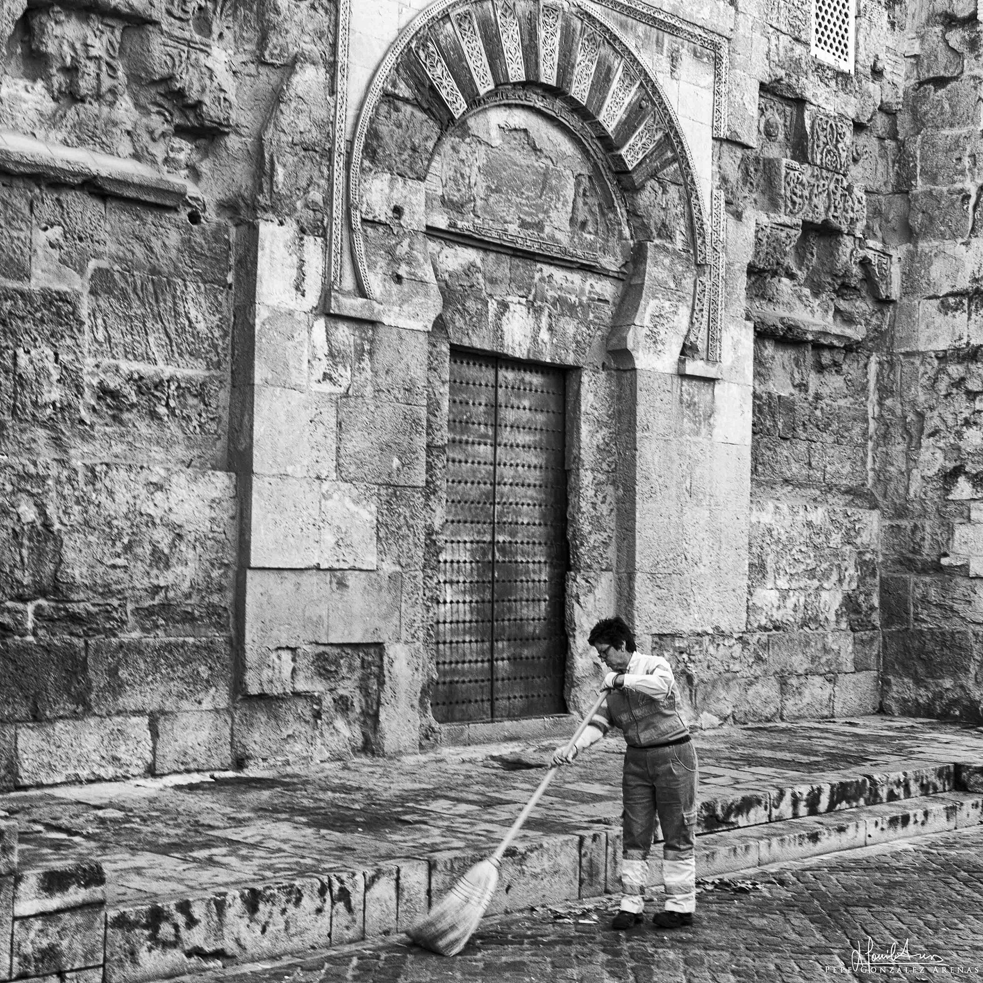 Pepe González Arenas - maria-limpiando-la-mezquita-baja.jpg